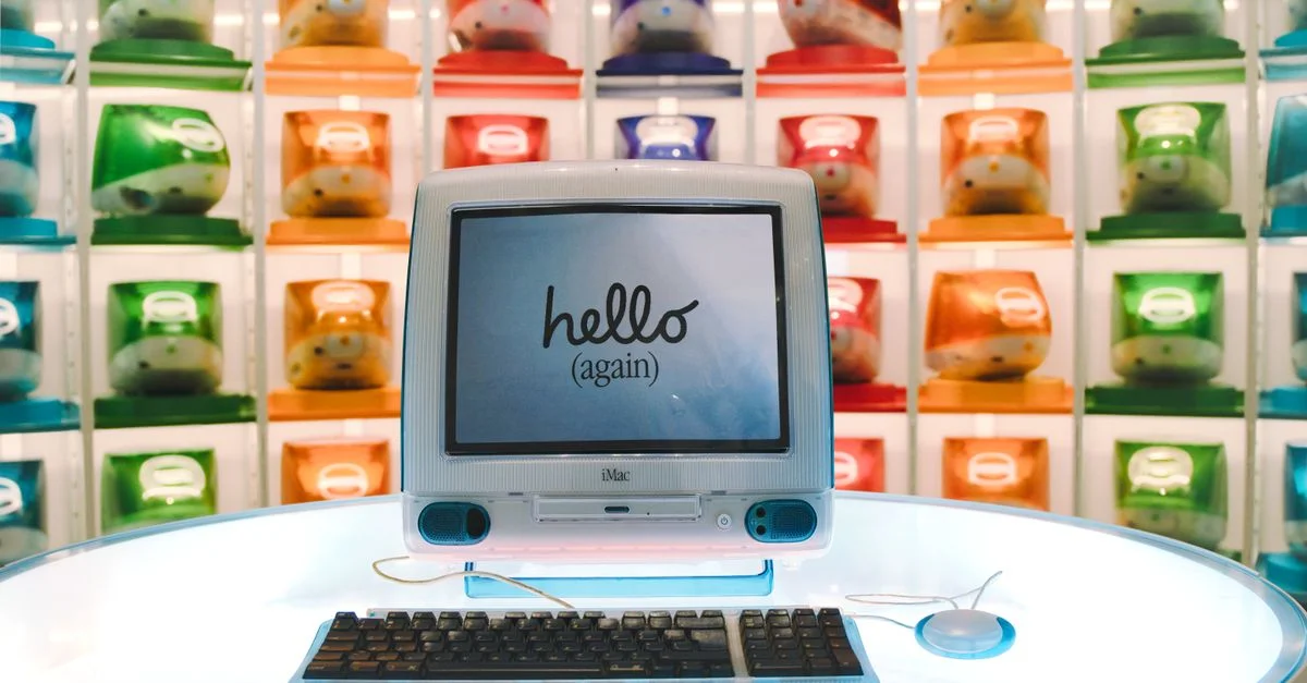 Présentation rétro d'un iMac G3 d'Apple illustrant l'évolution technologique à travers des unités d'ordinateur colorées.